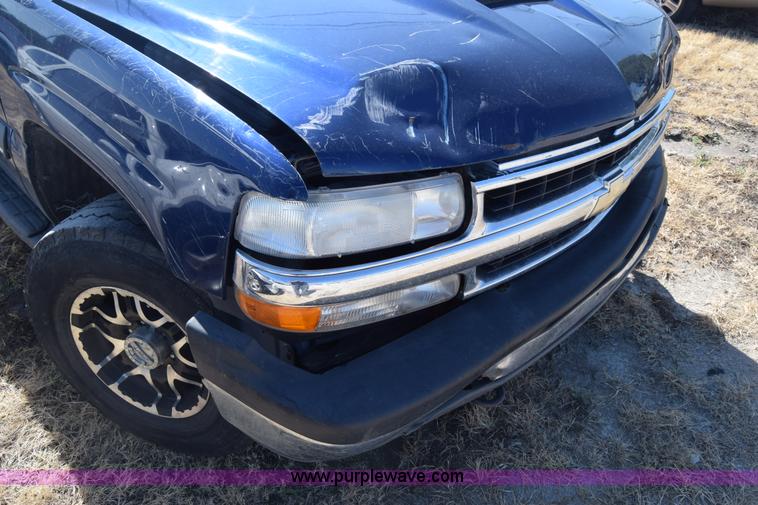 image for item K2912 2002 Chevrolet Suburban 1500 SUV