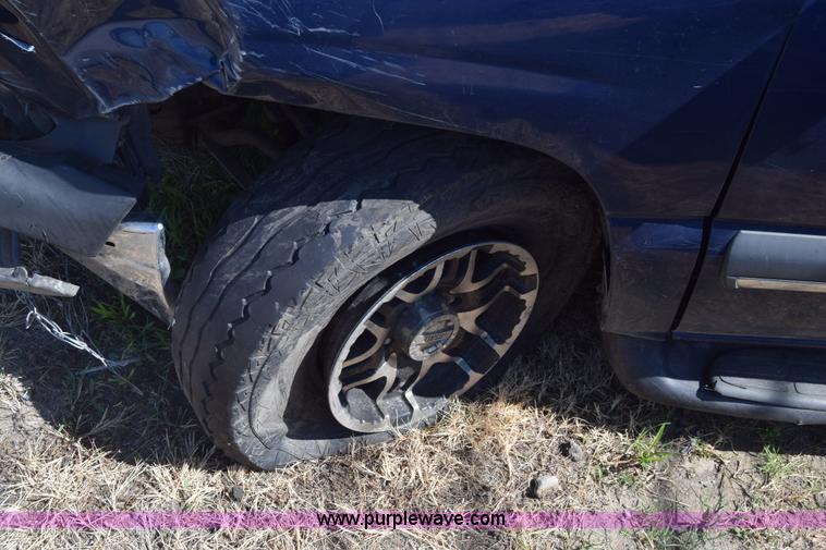 image for item K2912 2002 Chevrolet Suburban 1500 SUV