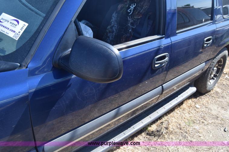 image for item K2912 2002 Chevrolet Suburban 1500 SUV