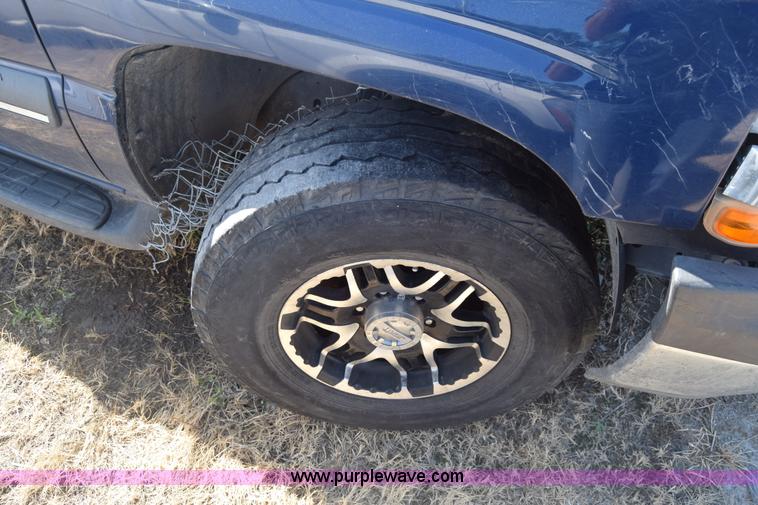 image for item K2912 2002 Chevrolet Suburban 1500 SUV