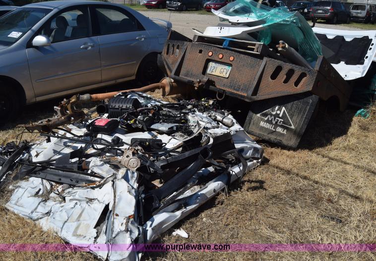 image for item K2915 2007 Chevrolet Silverado 1500 Ext. Cab flatbed pickup truck parts