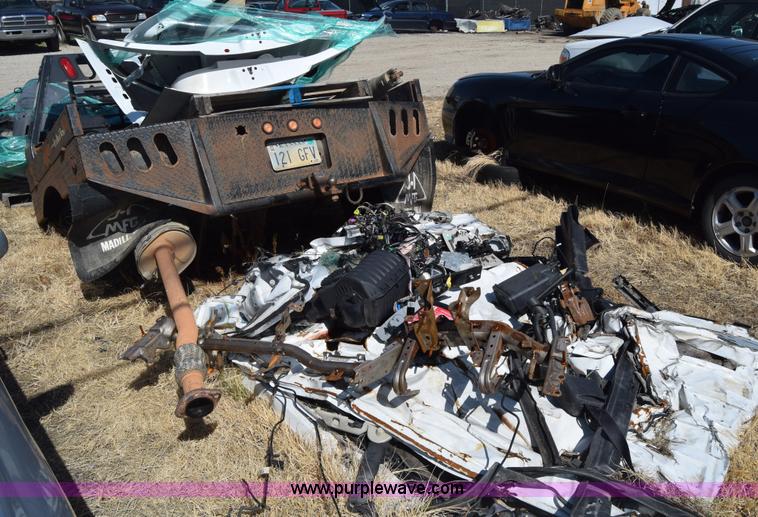 image for item K2915 2007 Chevrolet Silverado 1500 Ext. Cab flatbed pickup truck parts