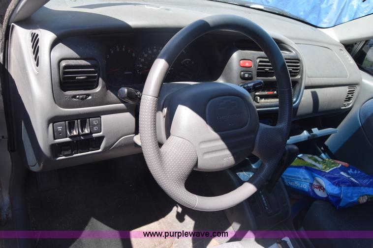 image for item K2917 2001 Chevrolet Tracker SUV