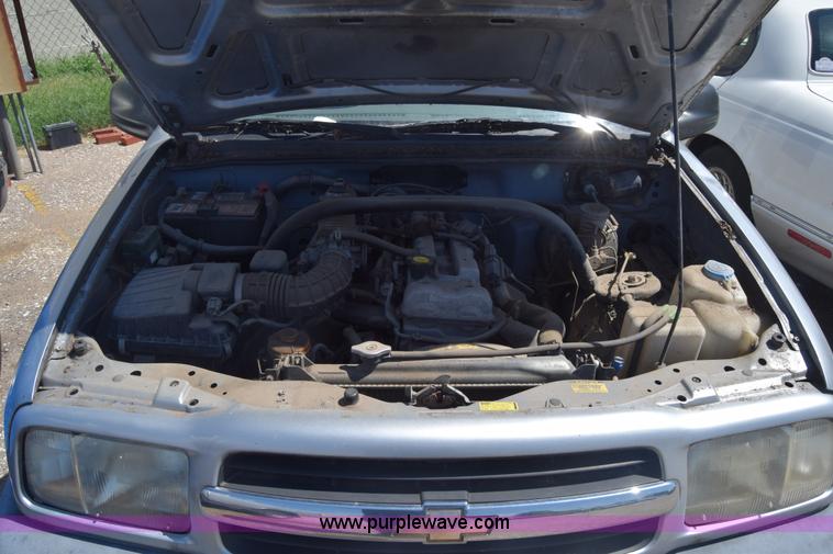 image for item K2917 2001 Chevrolet Tracker SUV