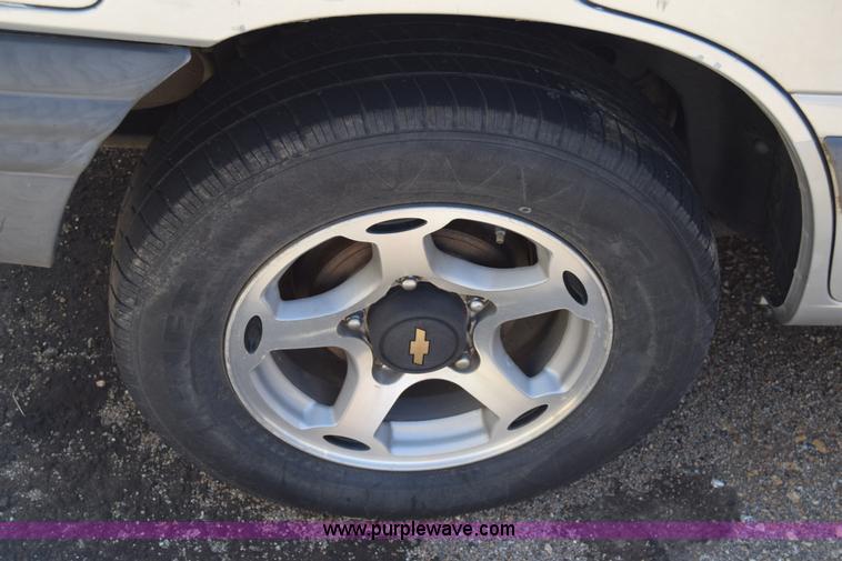 image for item K2917 2001 Chevrolet Tracker SUV