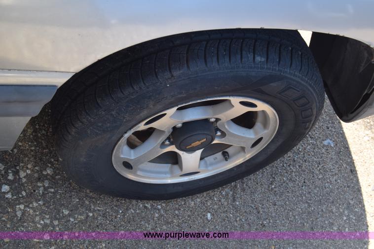 image for item K2917 2001 Chevrolet Tracker SUV