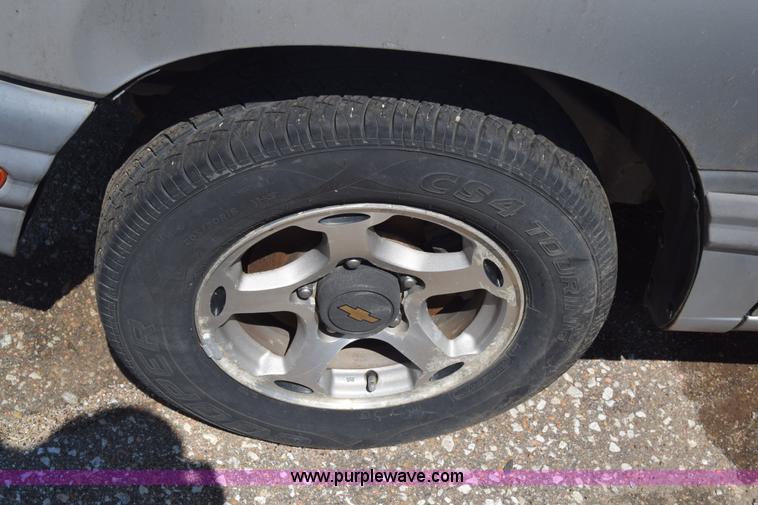 image for item K2917 2001 Chevrolet Tracker SUV