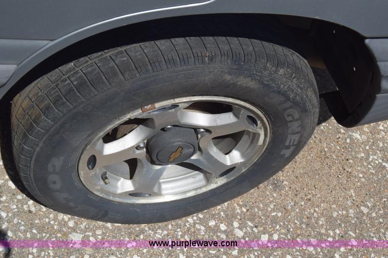 image for item K2917 2001 Chevrolet Tracker SUV