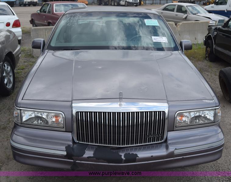 image for item K2946 1996 Lincoln Town Car