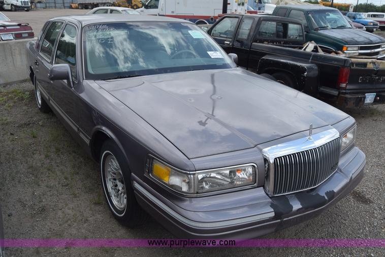 image for item K2946 1996 Lincoln Town Car