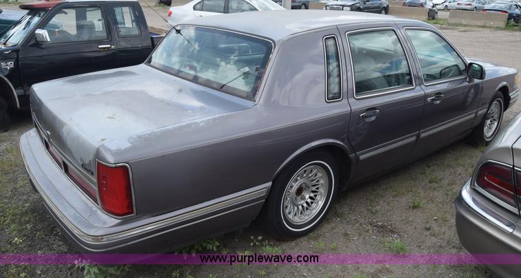 image for item K2946 1996 Lincoln Town Car