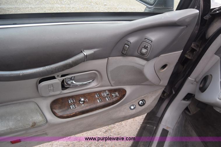 image for item K2946 1996 Lincoln Town Car