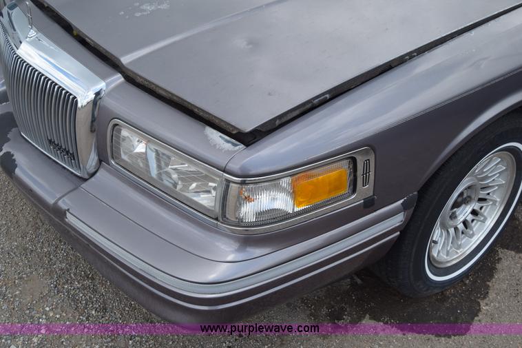 image for item K2946 1996 Lincoln Town Car