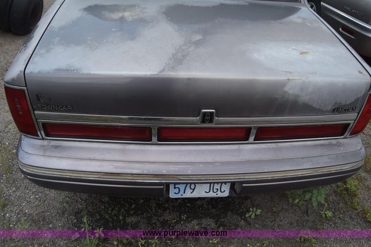image for item K2946 1996 Lincoln Town Car