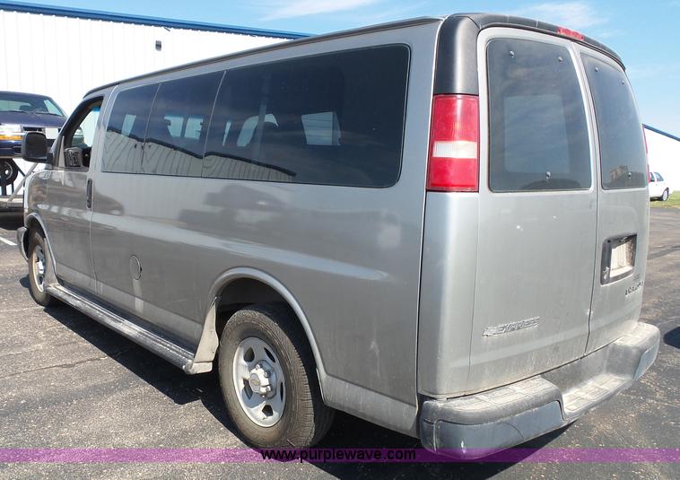 image for item J4020 2003 Chevrolet Express 1500 van