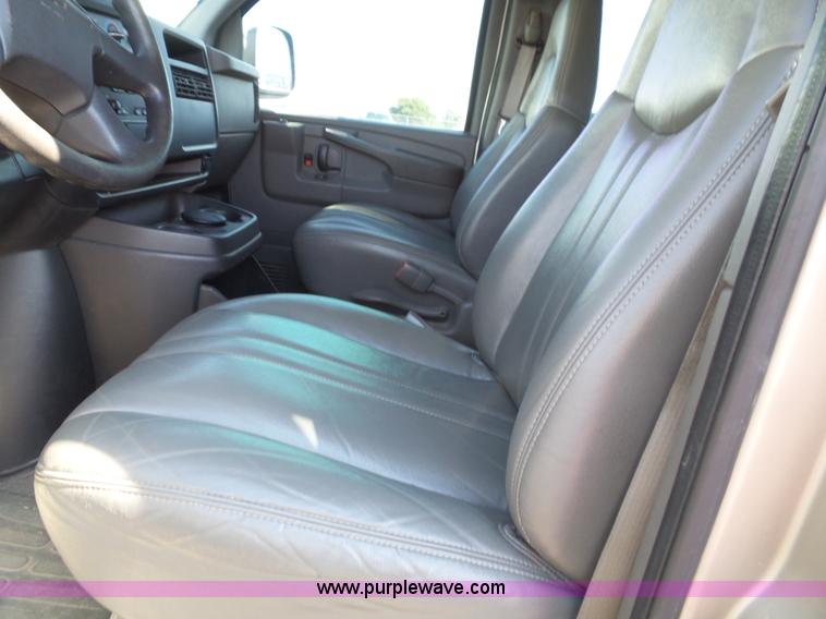 image for item J4020 2003 Chevrolet Express 1500 van