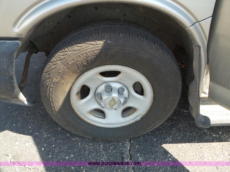 image for item J4020 2003 Chevrolet Express 1500 van