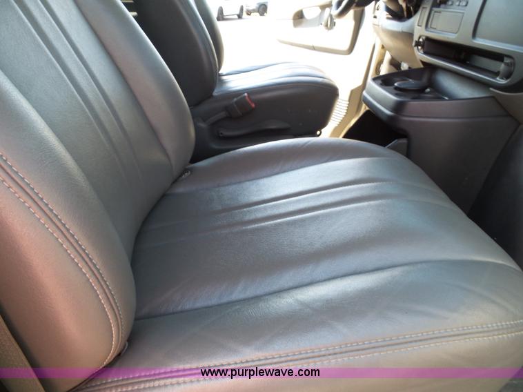 image for item J4020 2003 Chevrolet Express 1500 van