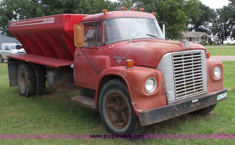 image for item BZ9613 1971 International Loadstar 1600 applicator truck