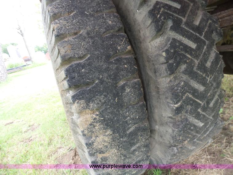 image for item BZ9613 1971 International Loadstar 1600 applicator truck