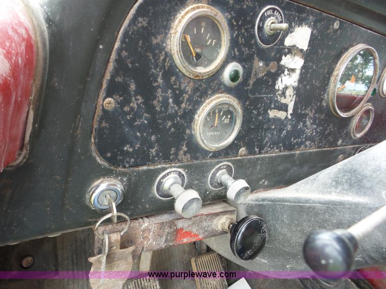 image for item BZ9613 1971 International Loadstar 1600 applicator truck