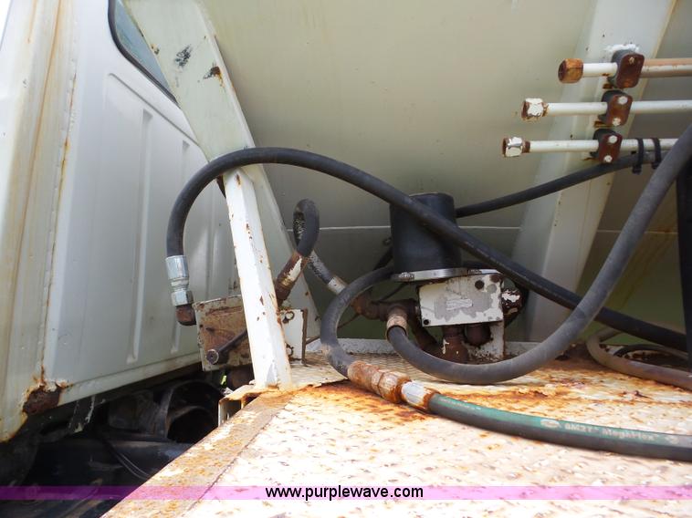 image for item BZ9614 1995 Ford L8000 applicator truck