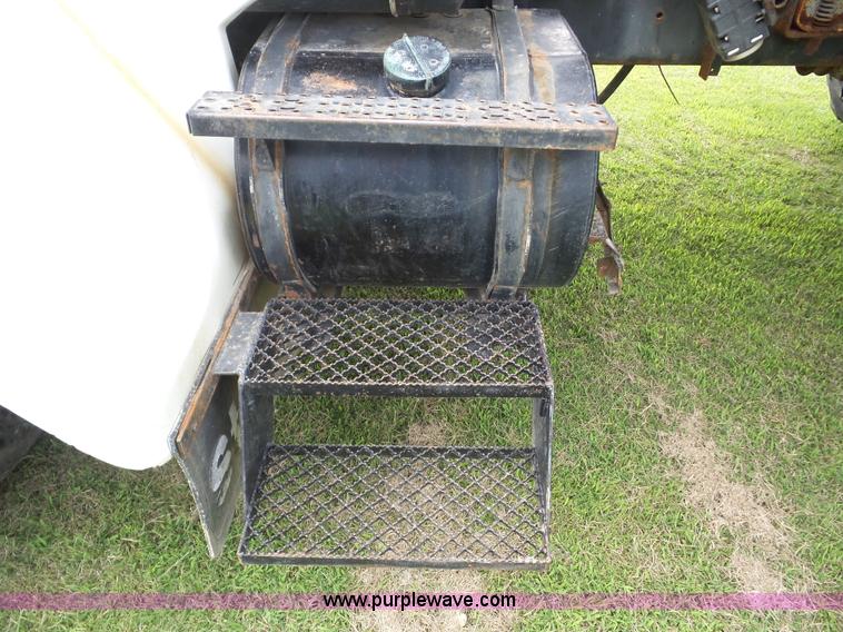 image for item BZ9614 1995 Ford L8000 applicator truck