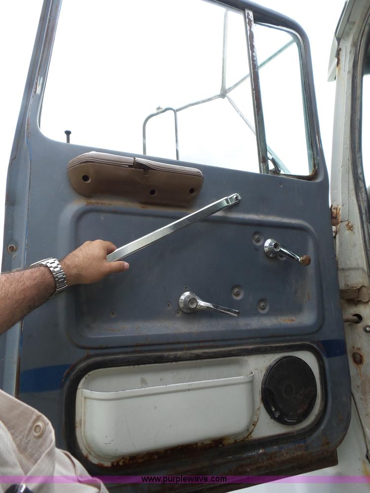 image for item BZ9614 1995 Ford L8000 applicator truck