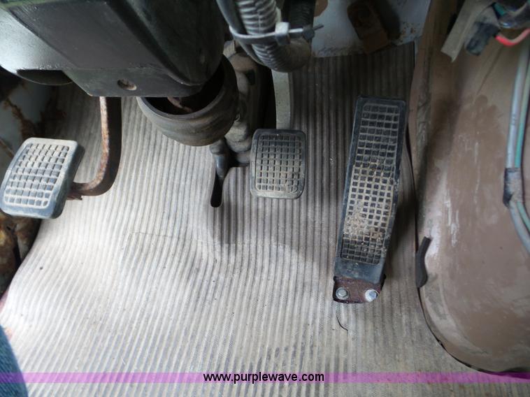 image for item BZ9614 1995 Ford L8000 applicator truck