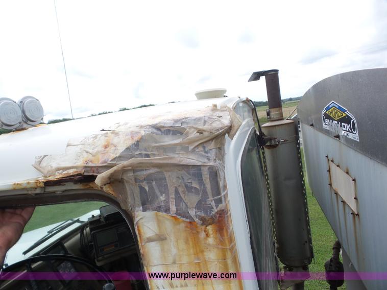 image for item BZ9614 1995 Ford L8000 applicator truck