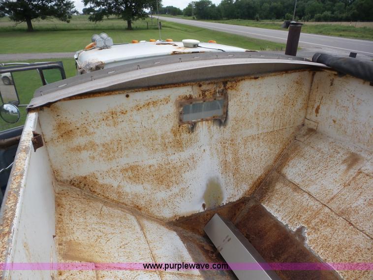 image for item BZ9614 1995 Ford L8000 applicator truck