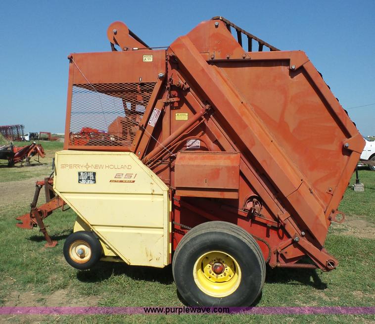 image for item BZ9652 1979 New Holland 851 round baler