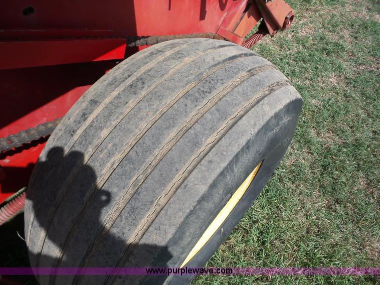 image for item BZ9652 1979 New Holland 851 round baler