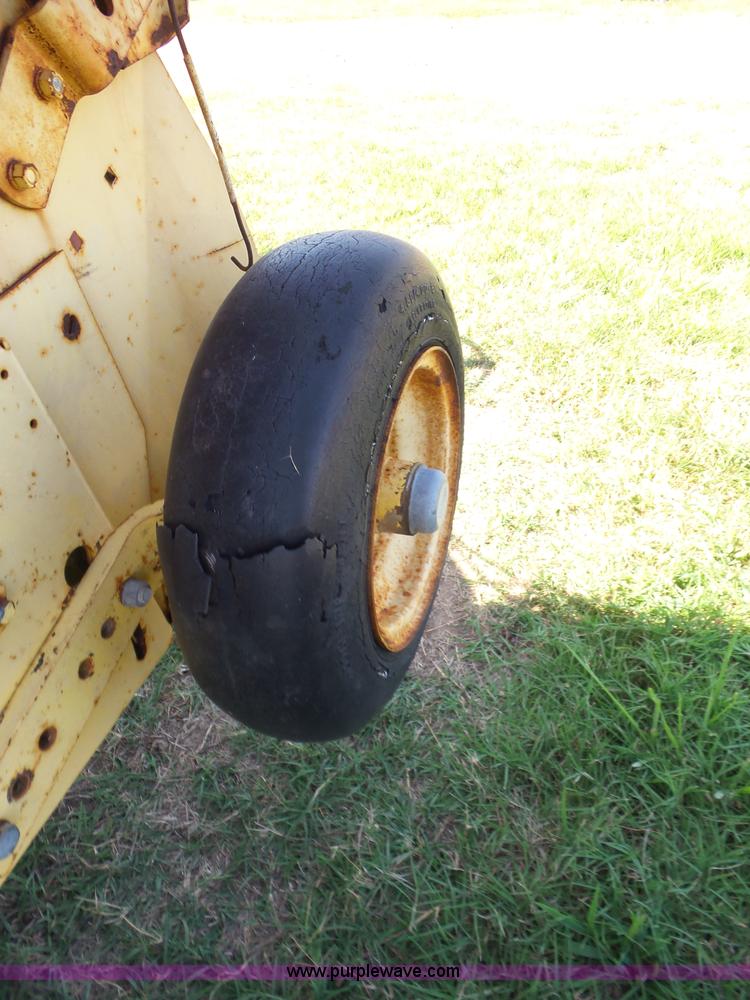 image for item BZ9652 1979 New Holland 851 round baler