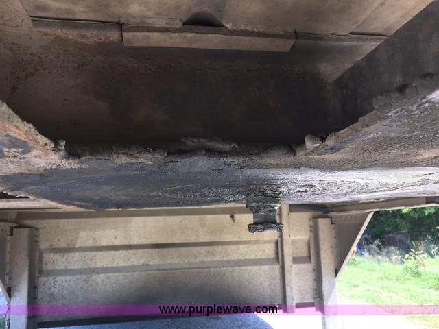 image for item F1647 1998 Merritt Cattle Pot livestock trailer