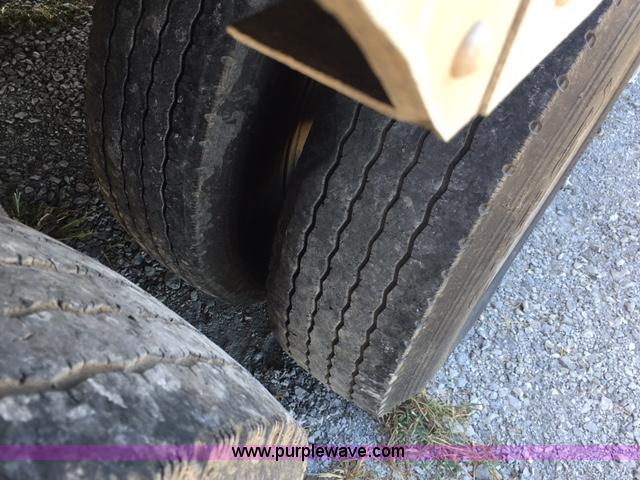 image for item F1647 1998 Merritt Cattle Pot livestock trailer