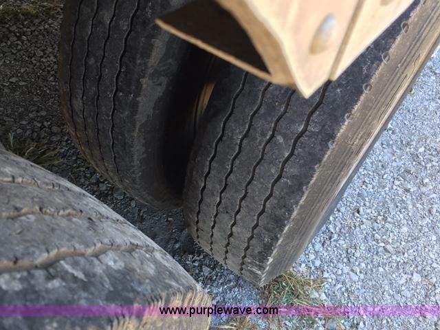 image for item F1647 1998 Merritt Cattle Pot livestock trailer