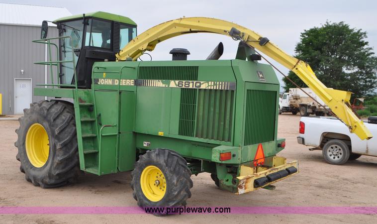 image for item G7428 1994 John Deere 6810 forage harvester