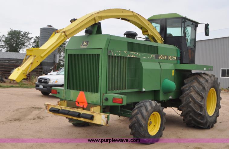image for item G7428 1994 John Deere 6810 forage harvester