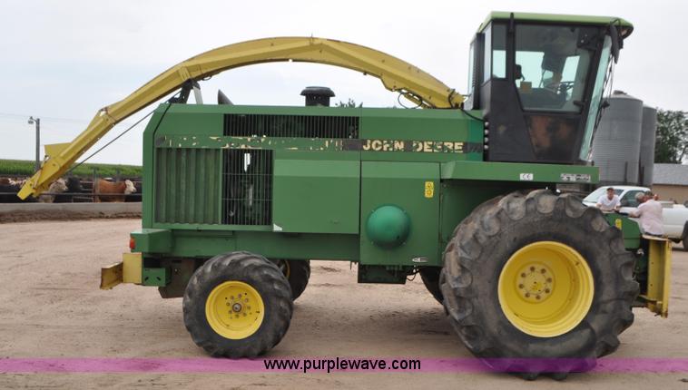 image for item G7428 1994 John Deere 6810 forage harvester
