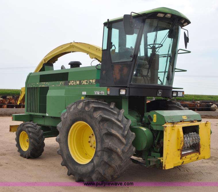 image for item G7428 1994 John Deere 6810 forage harvester