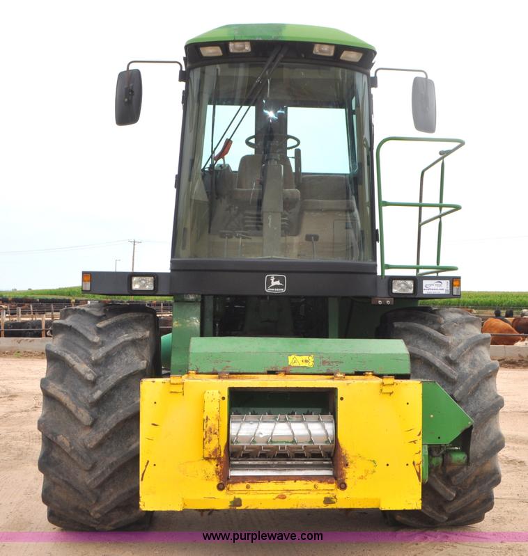 image for item G7428 1994 John Deere 6810 forage harvester