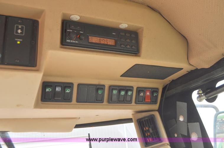 image for item G7428 1994 John Deere 6810 forage harvester