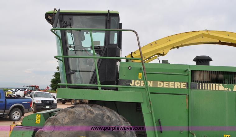 image for item G7428 1994 John Deere 6810 forage harvester