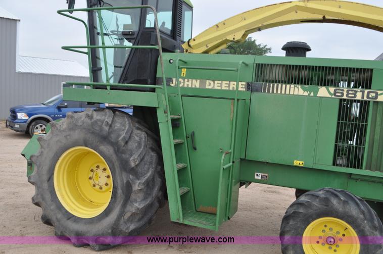 image for item G7428 1994 John Deere 6810 forage harvester