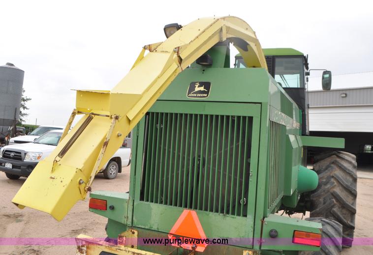 image for item G7428 1994 John Deere 6810 forage harvester