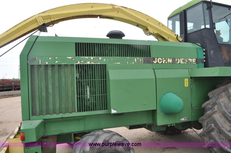 image for item G7428 1994 John Deere 6810 forage harvester