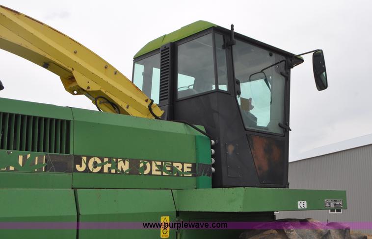image for item G7428 1994 John Deere 6810 forage harvester