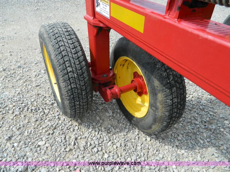image for item J8822 2002 New Holland HT154 hay rake