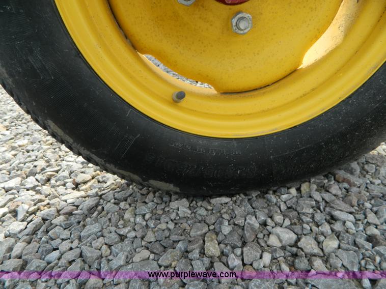 image for item J8822 2002 New Holland HT154 hay rake